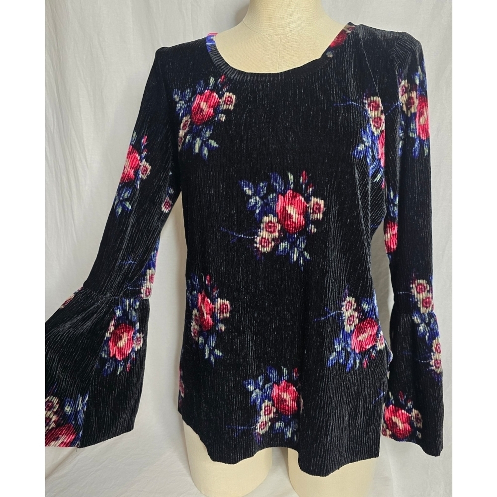 Northern Reflections velvour textured bell sleeve floral print top- Size Medium